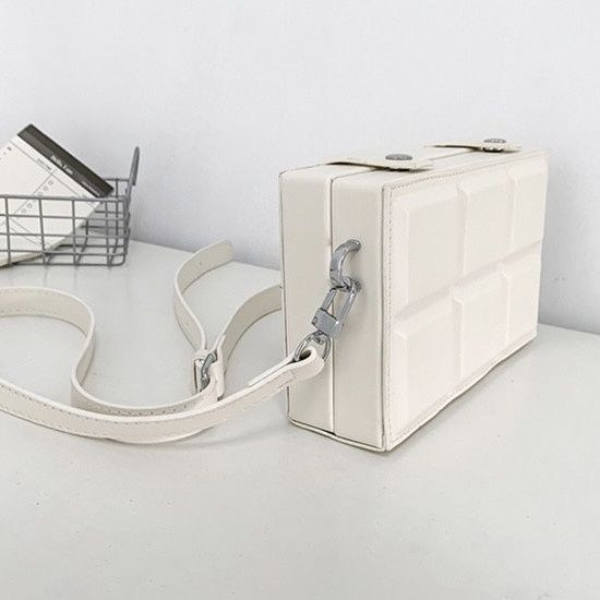 Сумка прямокутна FILWHITE BAG 5506 крос-боді тренд квадратна через плече шоколадка біла 00999-2 фото