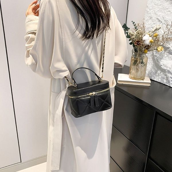 Жіноча сумка косметичка 10484 Vanity Bag крос-боді чорна на ланцюжку 10484-1 фото