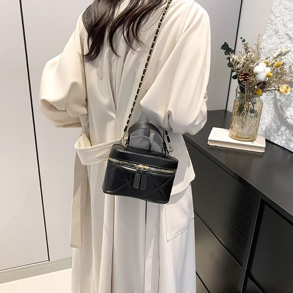 Жіноча сумка косметичка 10484 Vanity Bag крос-боді чорна на ланцюжку 10484-1 фото