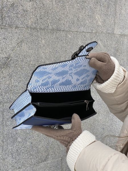 Жіноча класична сумка крос-боді рептилія з залізною підковою блакитна синя 00970F-3 фото